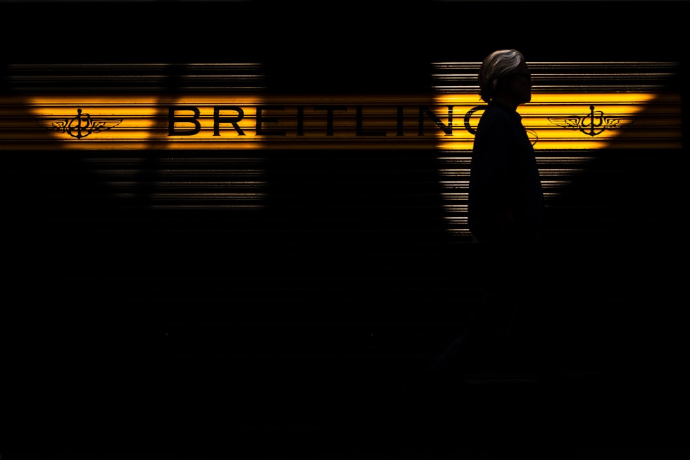 Silhouette einer Person, die auf dem Bahnhof steht