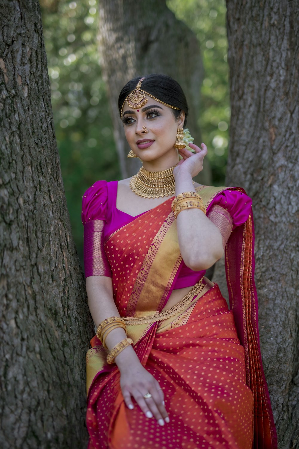 Mujer con vestido sari rojo y azul