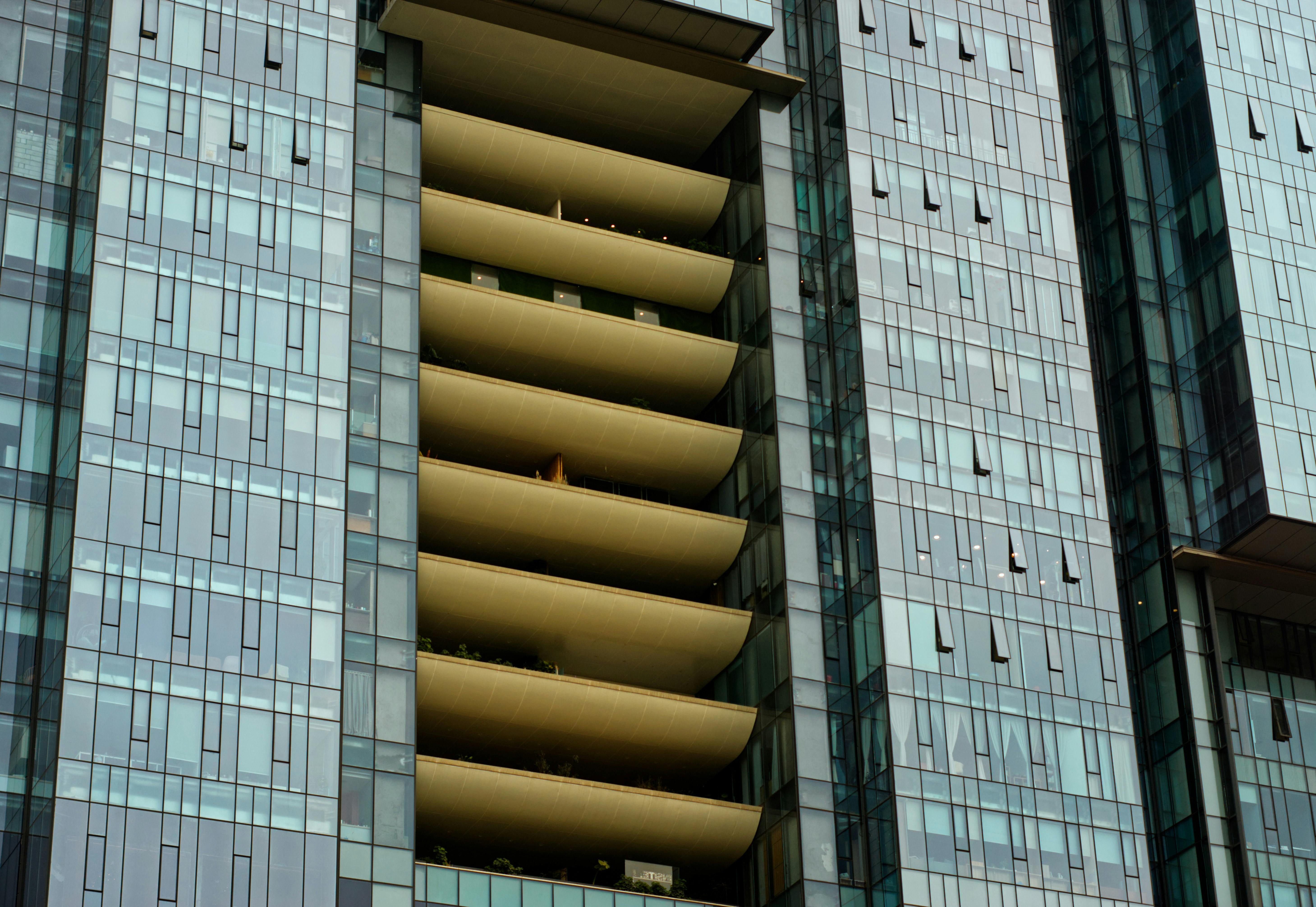 Braunes und graues Betongebäude