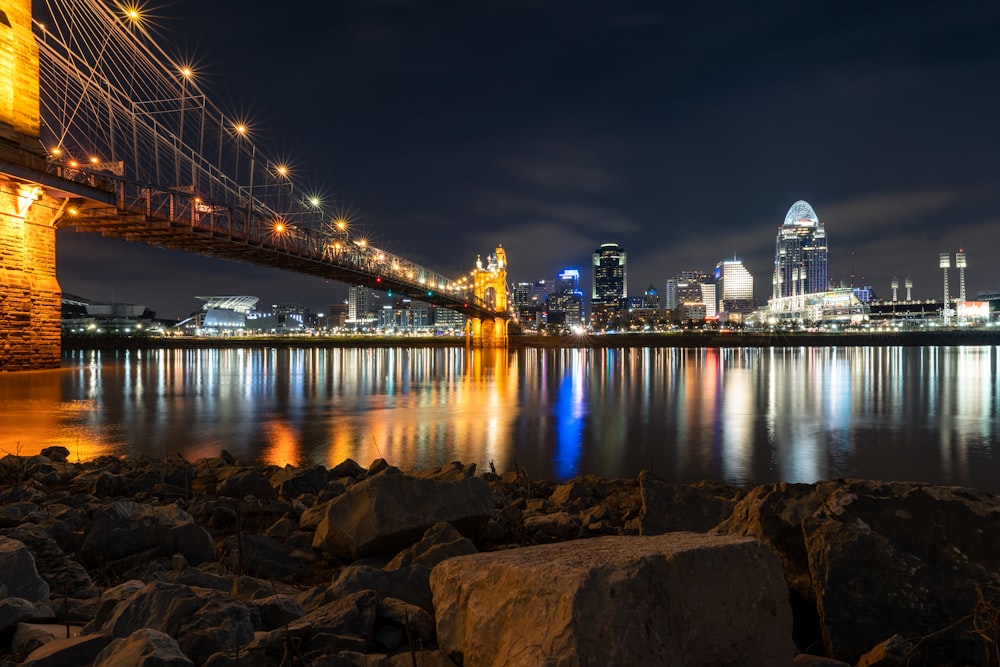 ponte sobre a água durante a noite