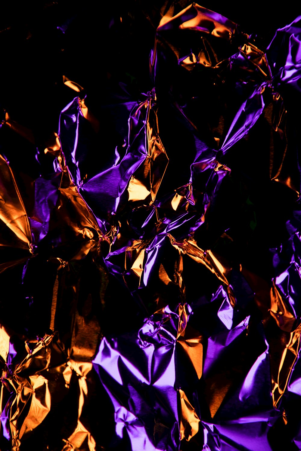 紫と茶色の抽象画