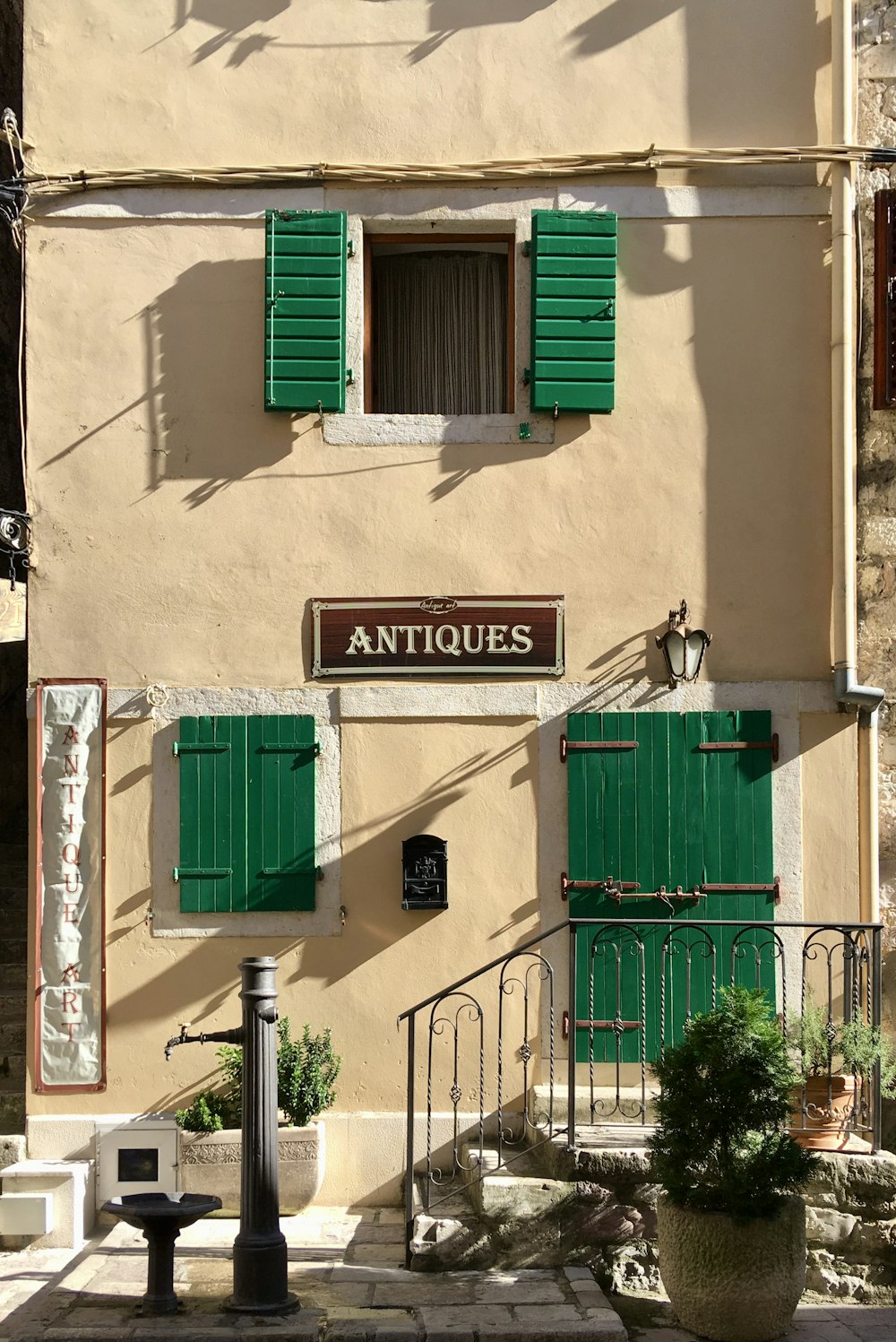 Porta di legno verde su edificio in cemento beige