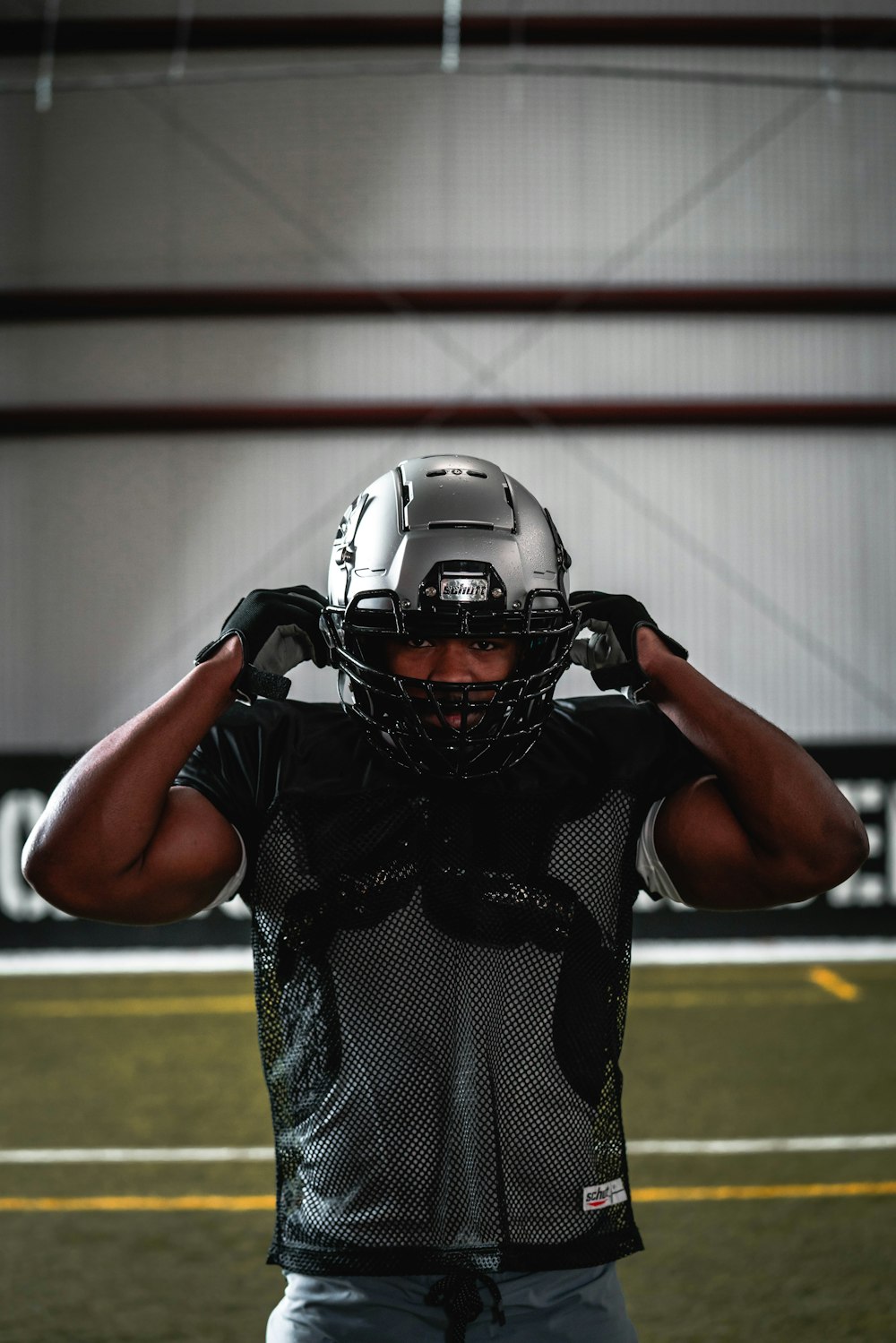 jogador de futebol no capacete preto