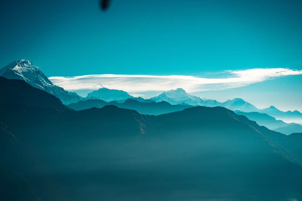 Schneebedeckter Berg unter blauem Himmel tagsüber