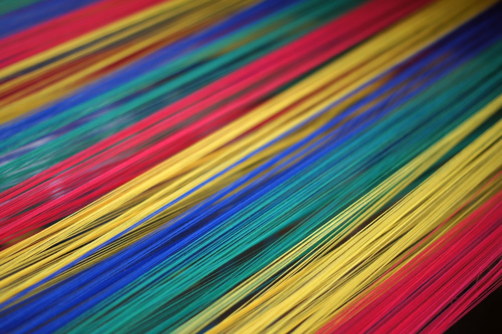 textile rouge, jaune, vert, bleu et violet