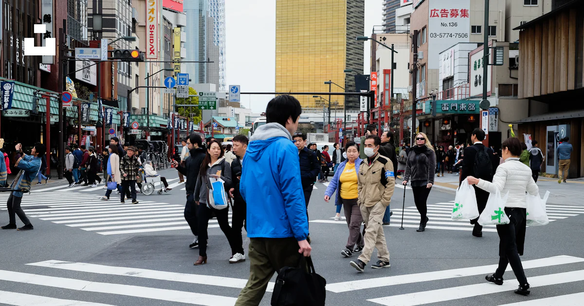 昼間、歩行者専用道路を歩く人々の写真 – Unsplashの無料日本写真