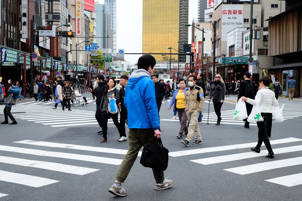 昼間、歩行者専用道路を歩く人々