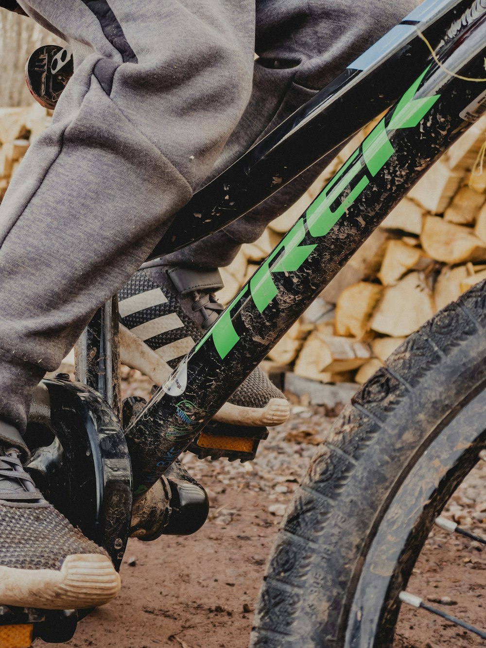 Nahaufnahme einer Person, die mit dem Mountainbike fährt