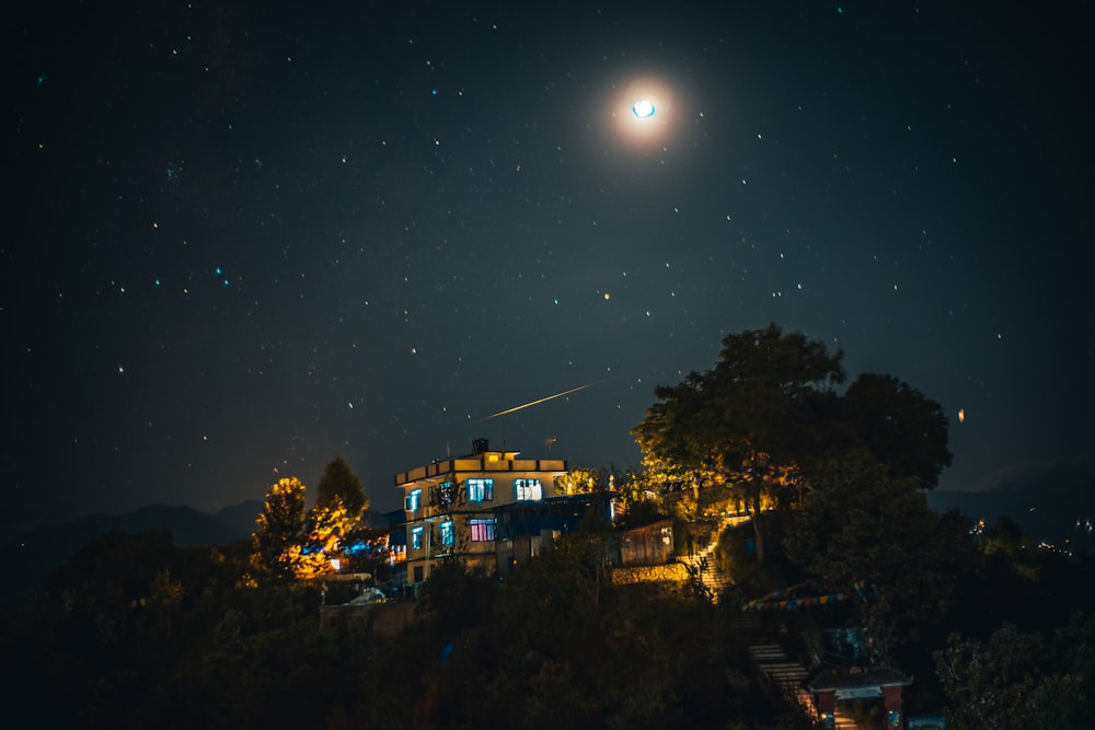 Edificio de hormigón blanco y marrón durante la noche