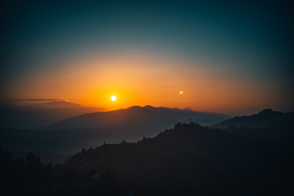 Silhouette der Berge bei Sonnenuntergang