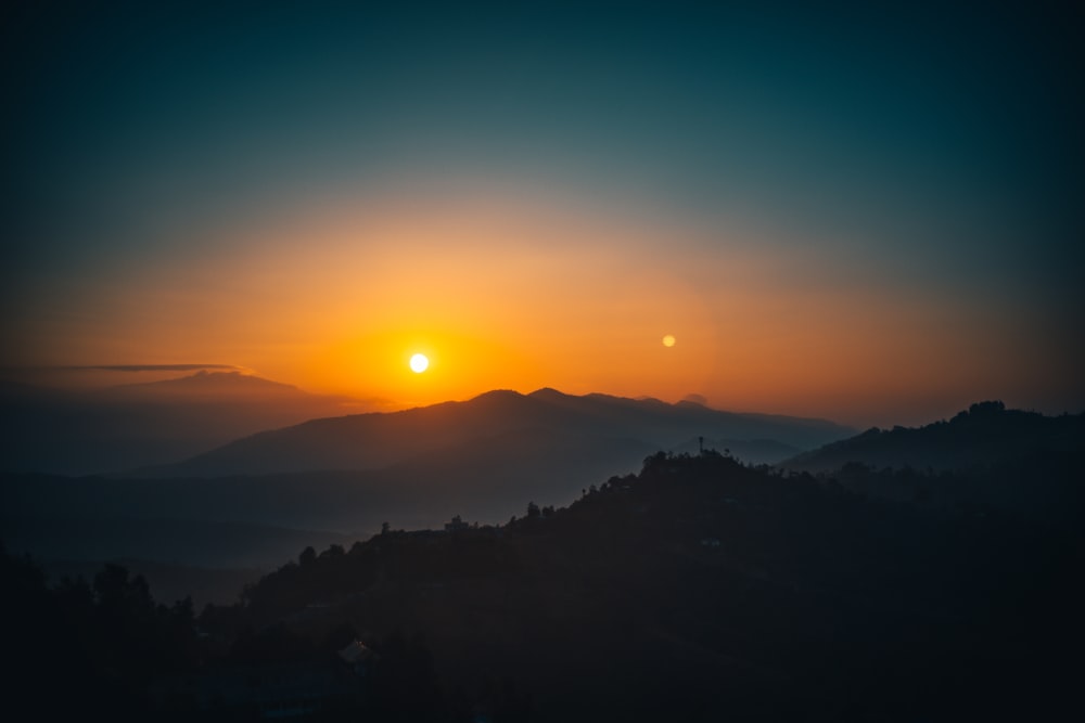 Silueta de montañas durante la puesta de sol