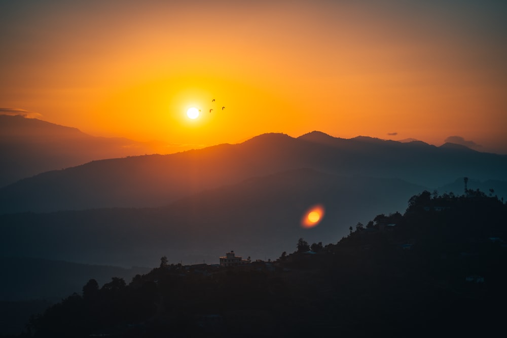 Silueta de la montaña durante la puesta de sol