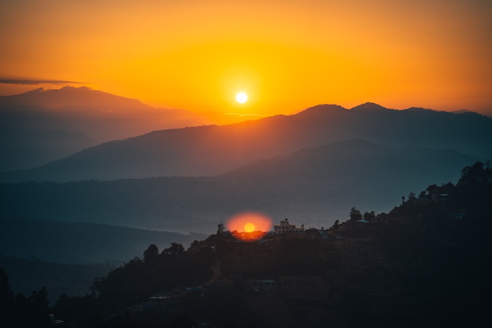 Silueta de la montaña durante la puesta de sol