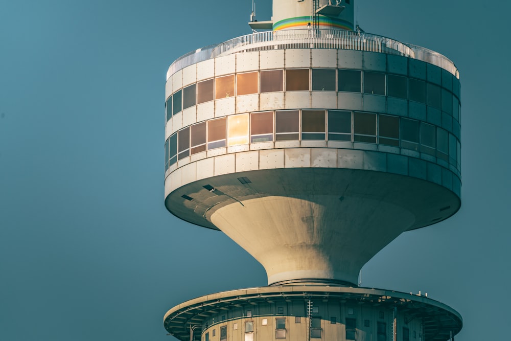 Edificio de hormigón blanco y verde bajo el cielo azul durante el día