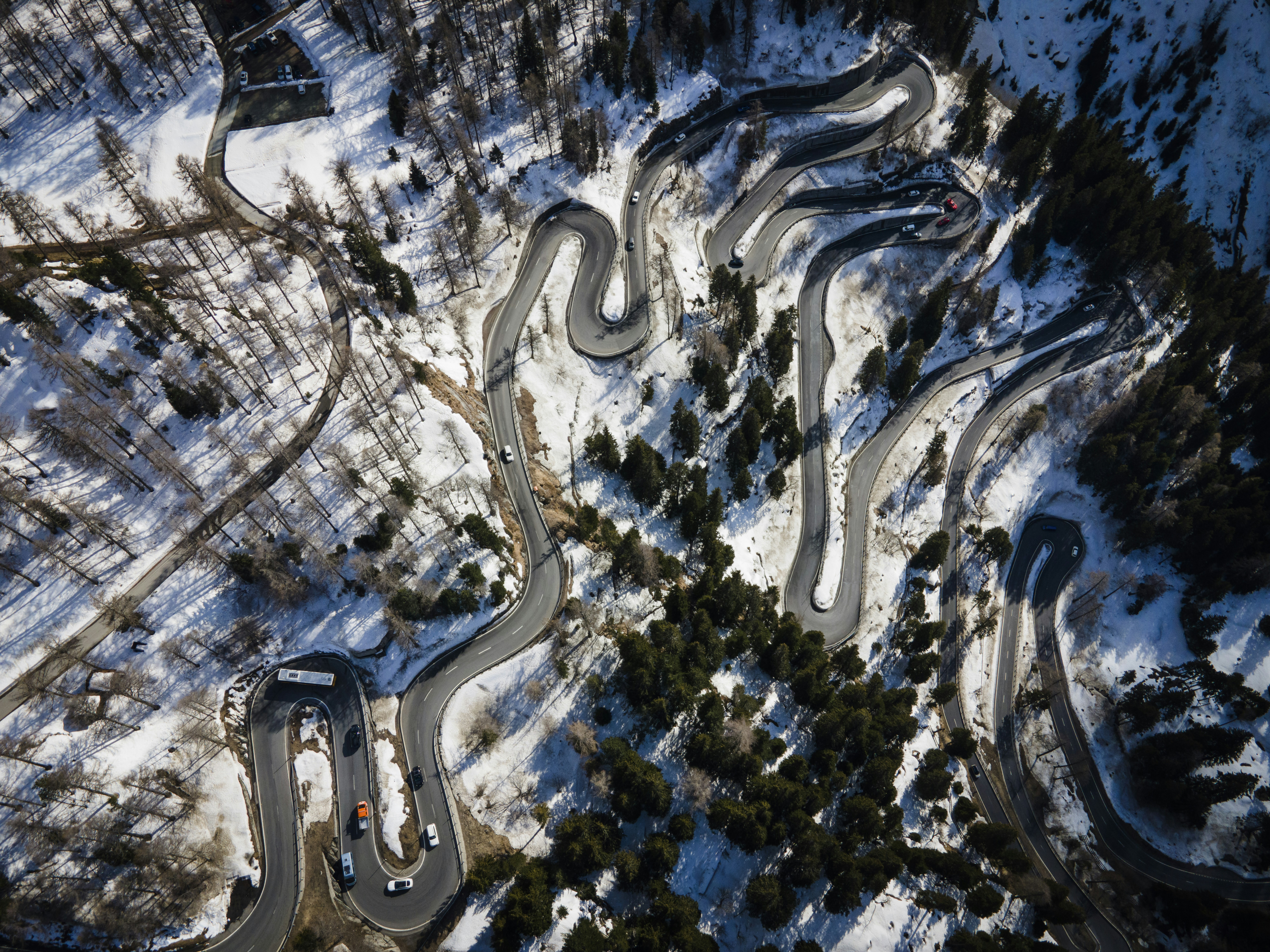 日中の市街地の道路の航空写真