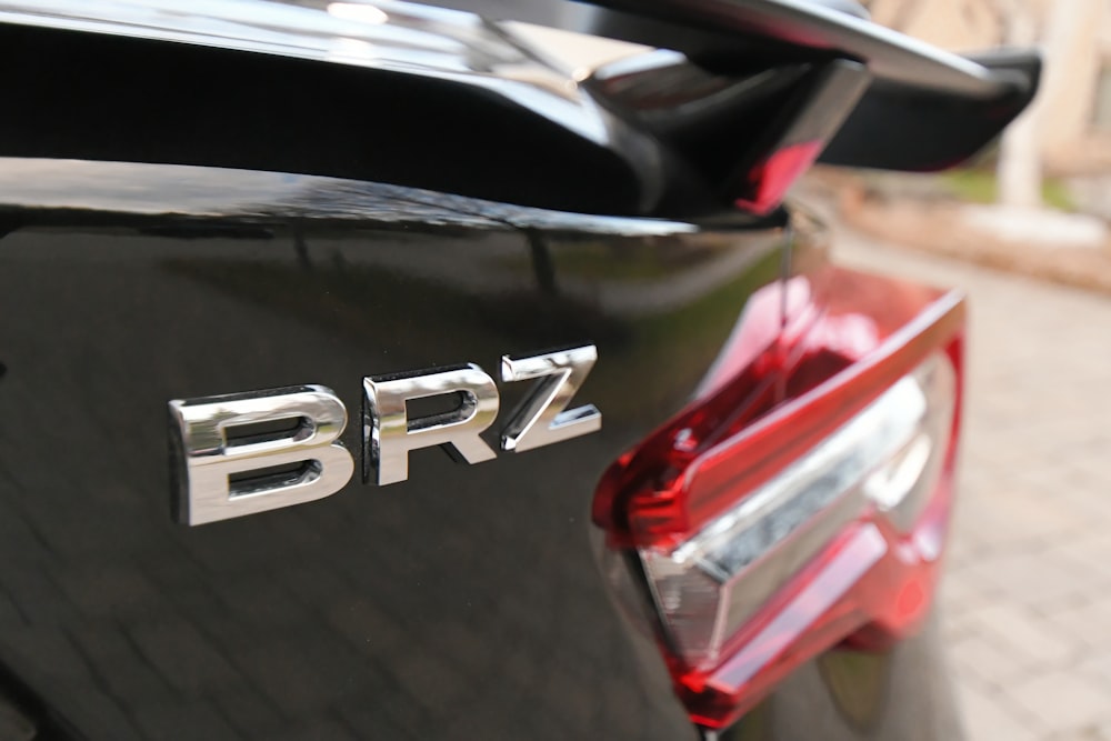 silver mercedes benz emblem on car