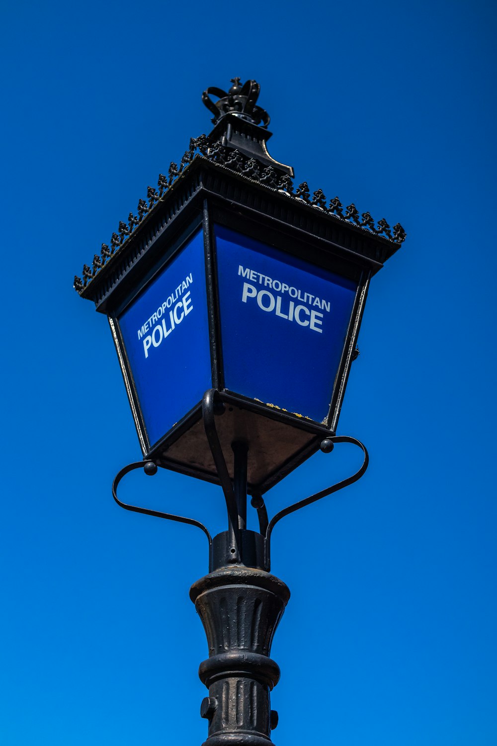 black and blue street light