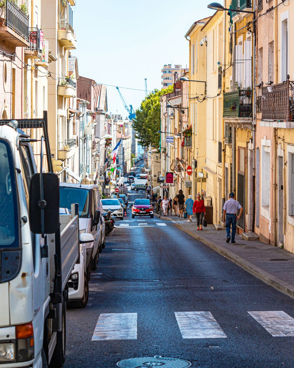 Voitures garées sur le trottoir pendant la journée