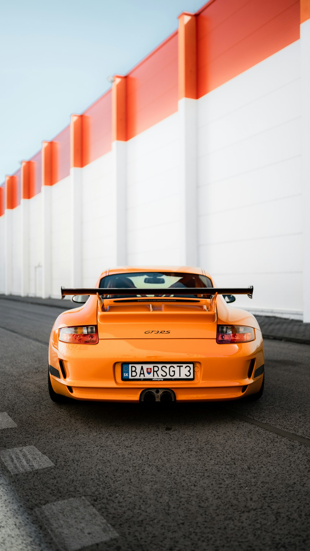 Porsche 911 naranja en carretera durante el día