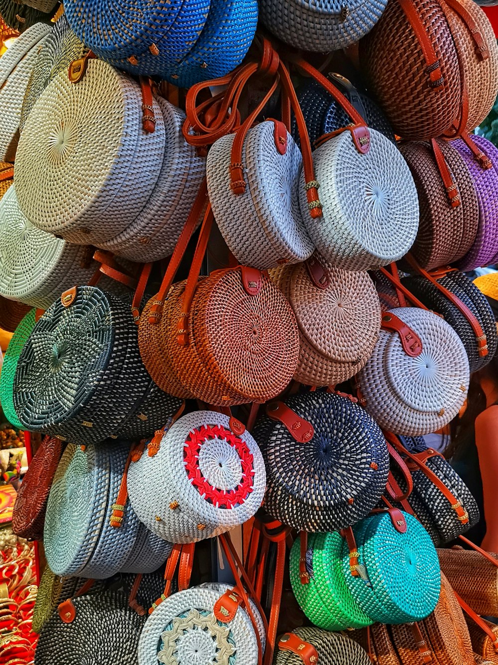 lot de chapeaux blancs et oranges