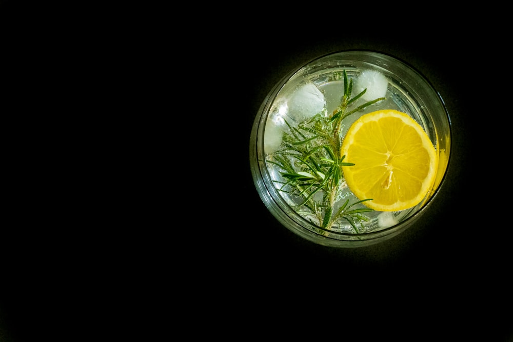 Gelbe Zitrone im klaren Trinkglas