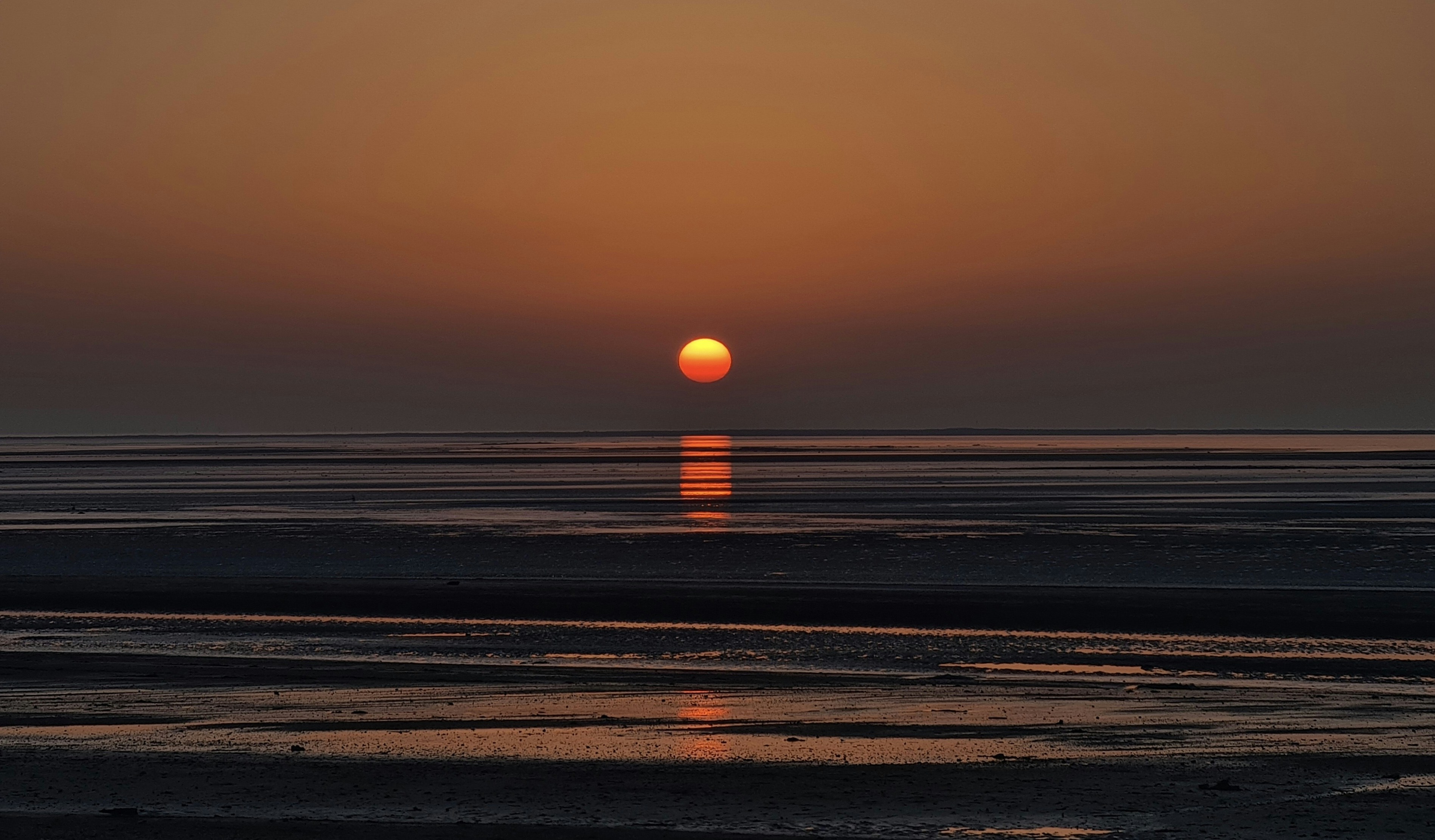 tramonto sul mare con spiaggia