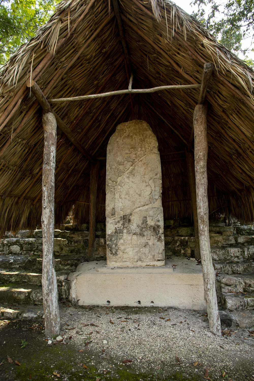 Casa di legno marrone durante il giorno