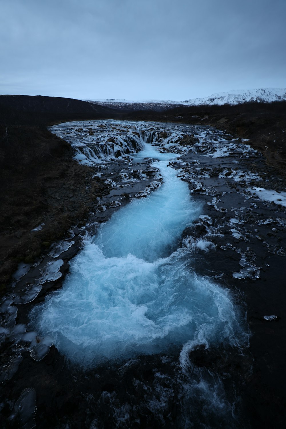 El agua cae en la Montaña Rocosa Marrón durante el día