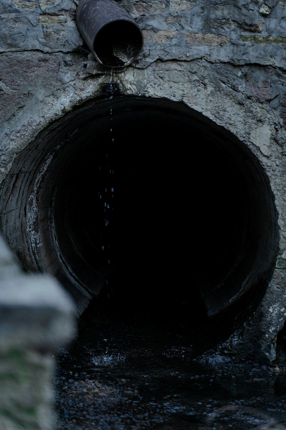 Tunnel noir et blanc pendant la journée