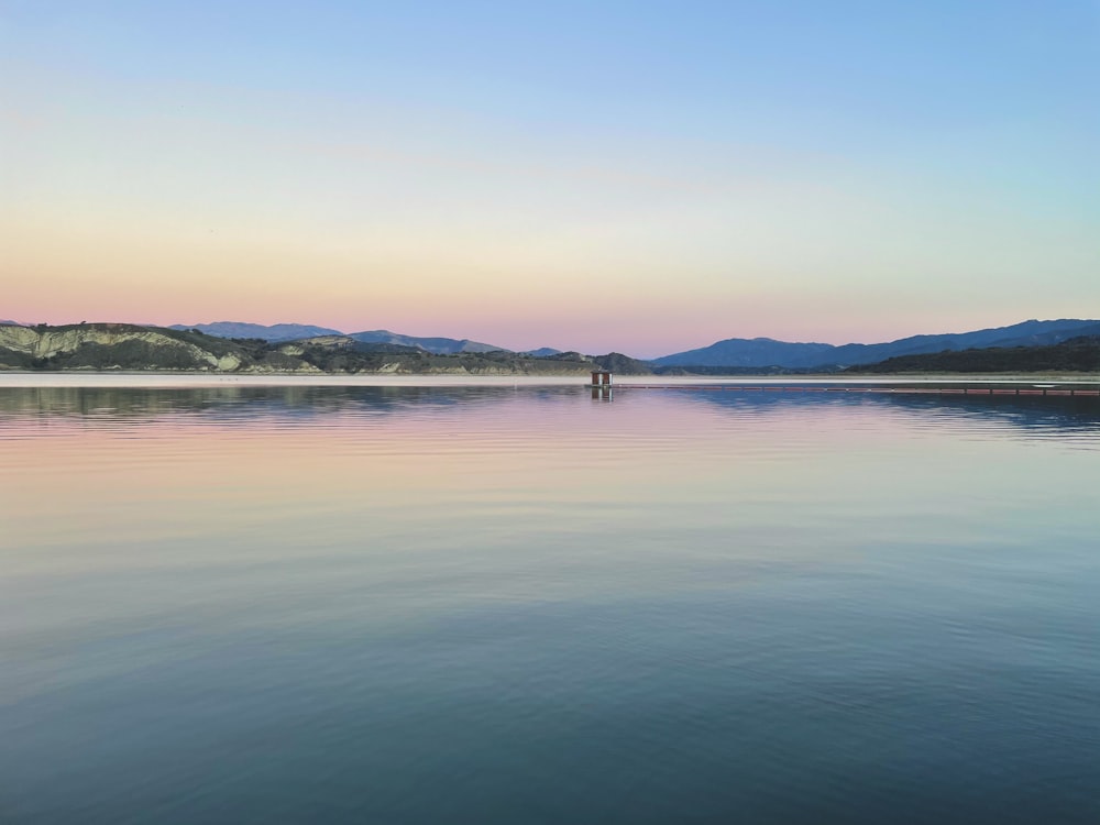 Plan d’eau près de la montagne pendant la journée