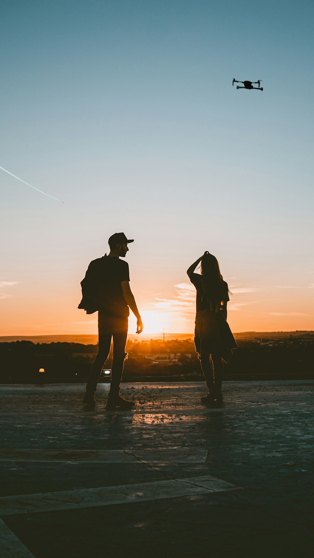 Silhouette von Frau und Mann, die sich während des Sonnenuntergangs am Strand küssen
