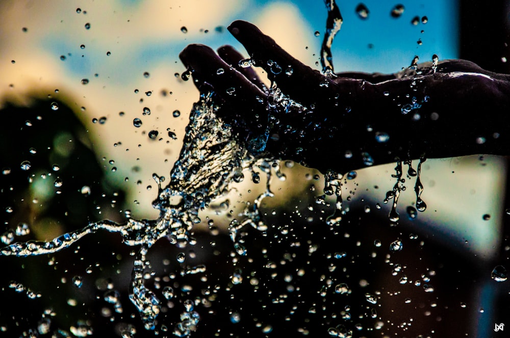 Gotas de agua en la mano de las personas