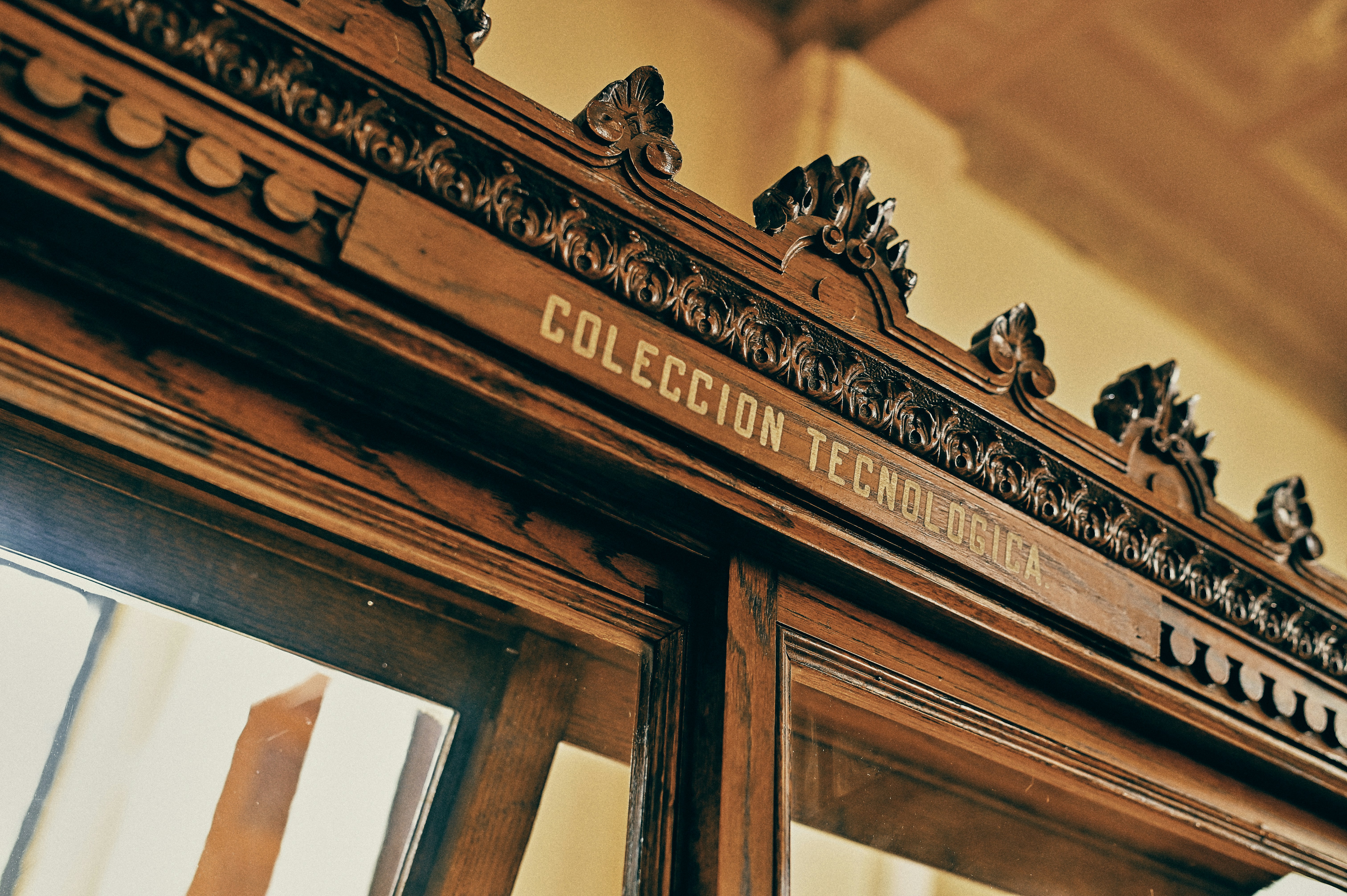 Antique wooden exhibitor at Museo del Instituto de Geología de la UNAM