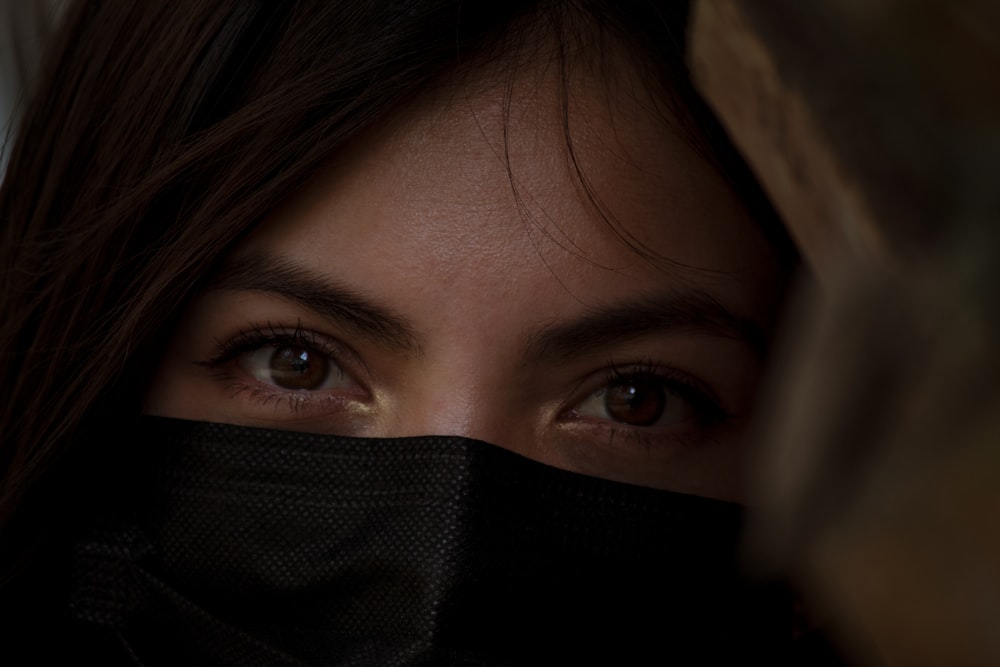 茶色の織物で顔を覆う女性