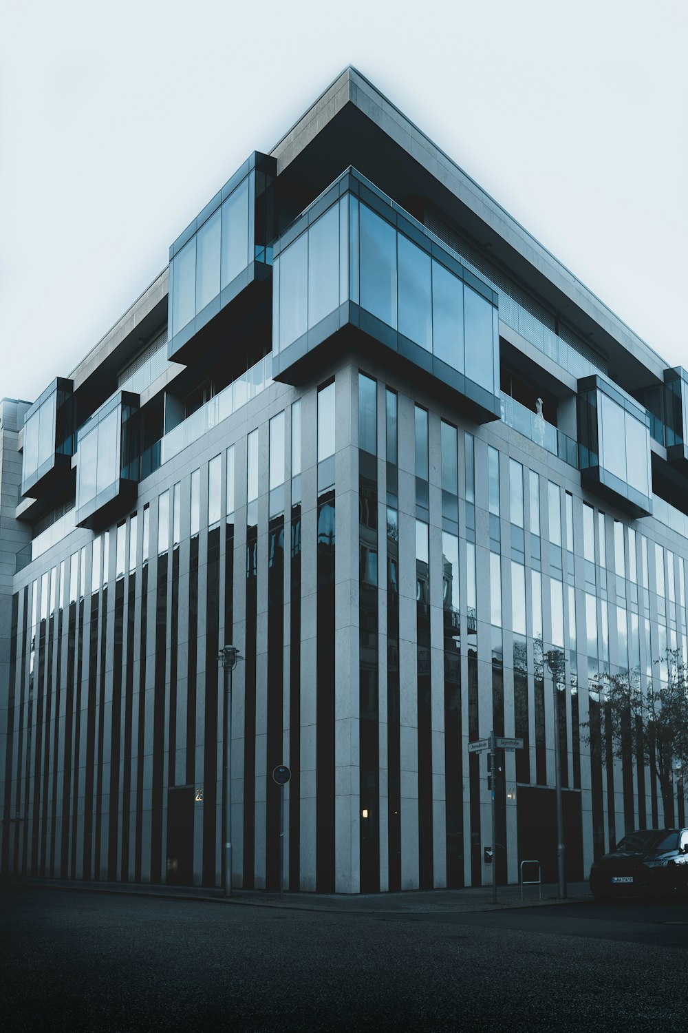 Edificio de hormigón blanco y negro