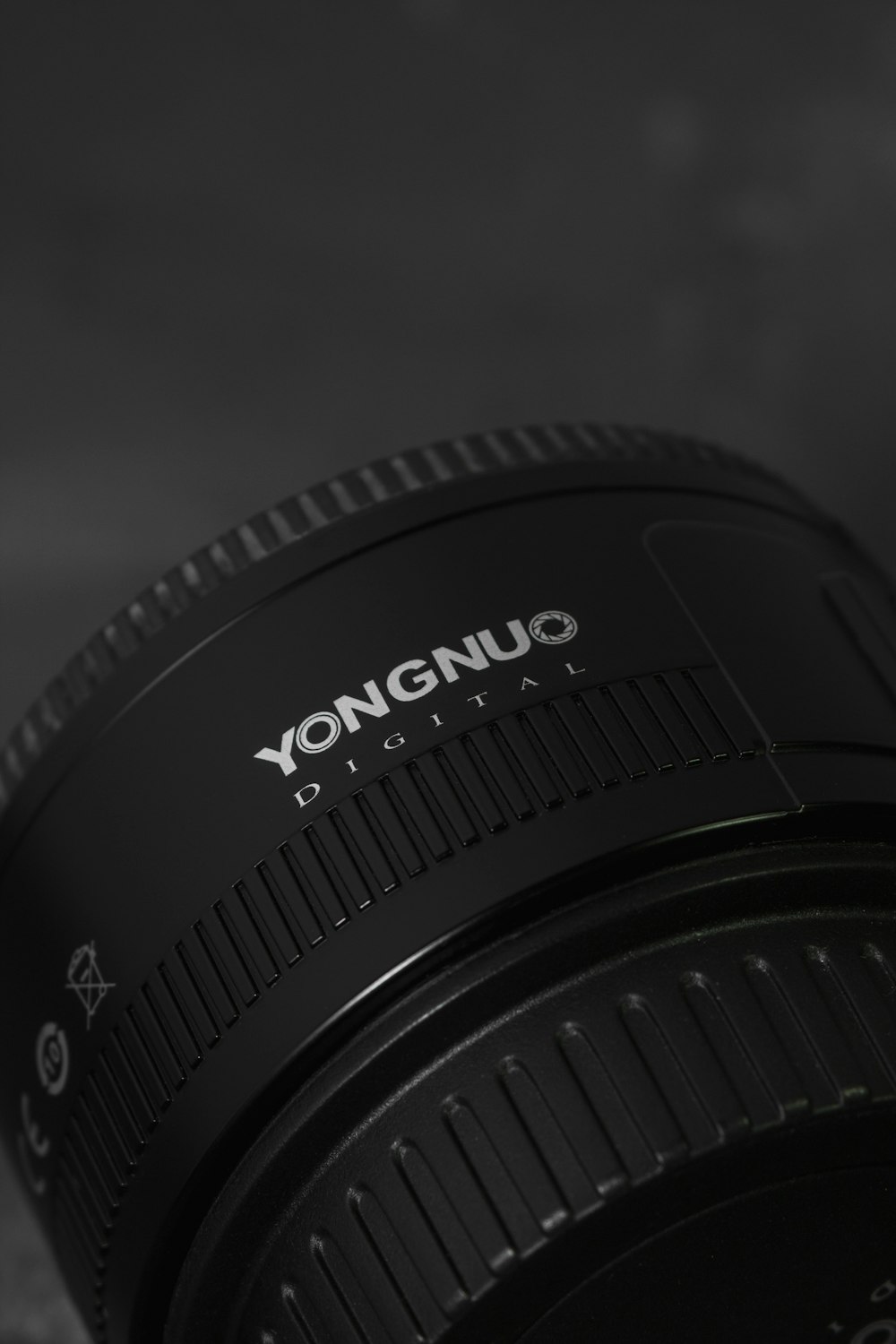 lente da câmera canônica preta na superfície branca