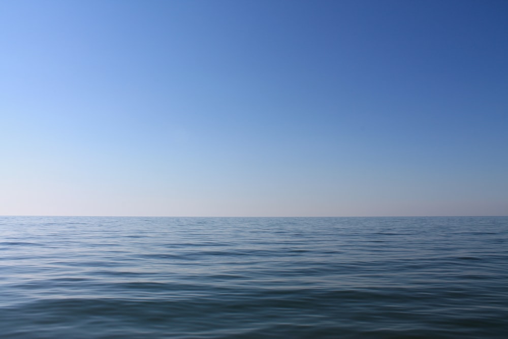 acqua blu dell'oceano sotto il cielo blu durante il giorno