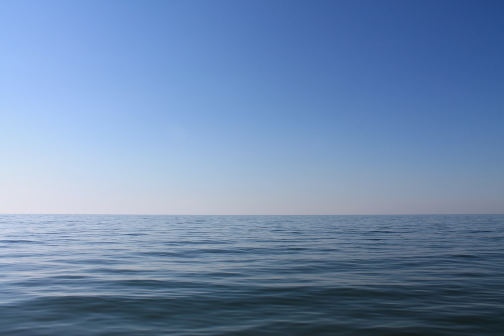 昼間の青空に浮かぶ青い海