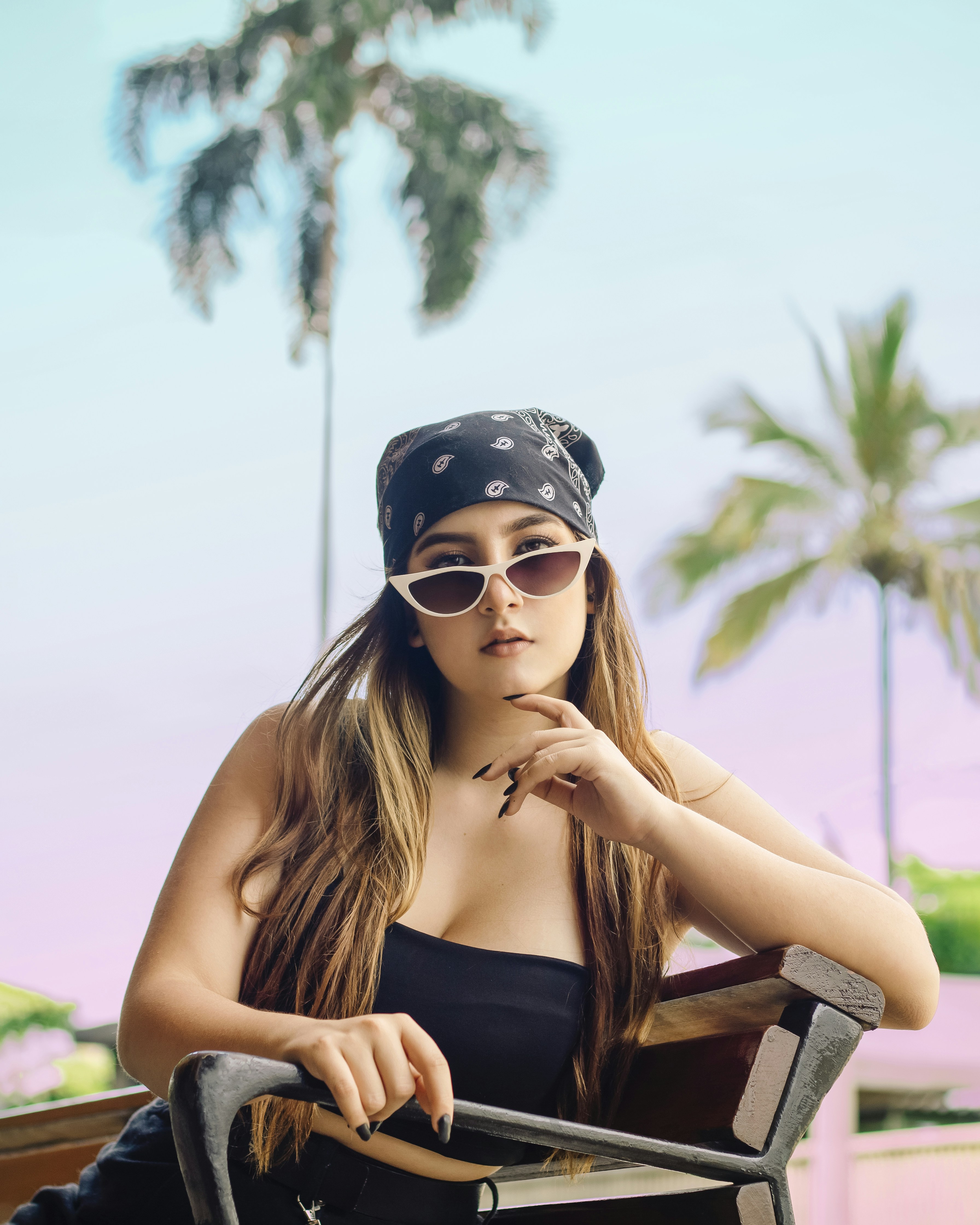 黒いサングラスをかけた黒いタンクトップの女性の写真 Unsplashで見つける付属品の無料写真