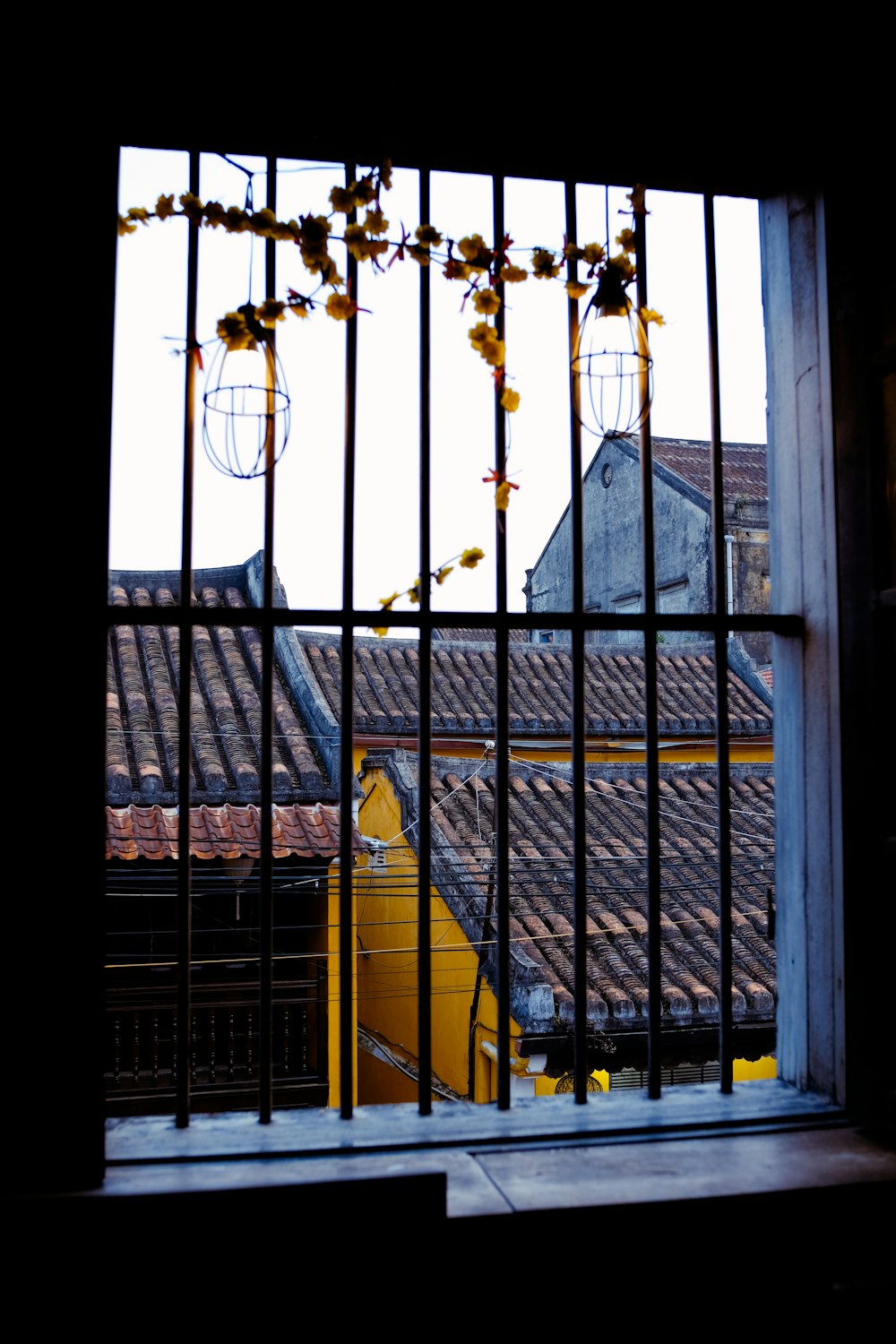 cancello di metallo nero con fiori gialli