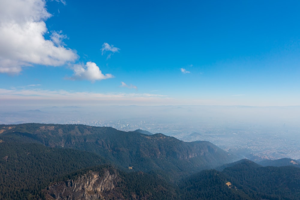 Vista aerea delle montagne sotto cielo blu durante il giorno