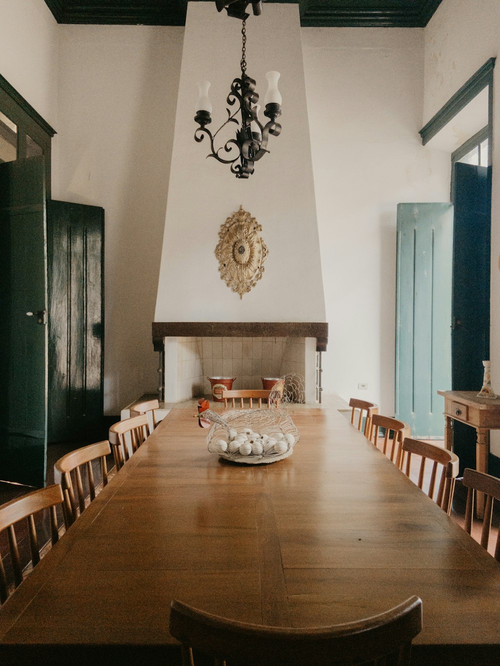 Mesa de comedor de madera marrón con sillas