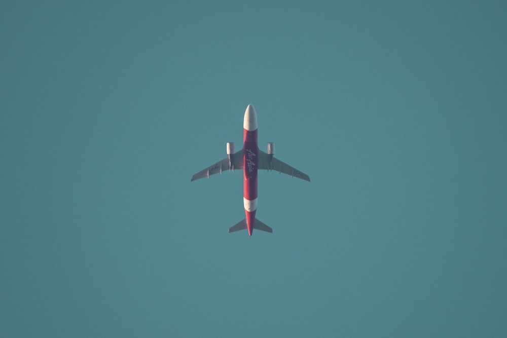 飛行中の白と赤の飛行機