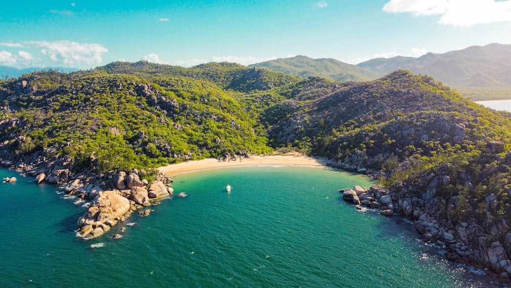 Montañas verdes cerca del cuerpo de agua durante el día