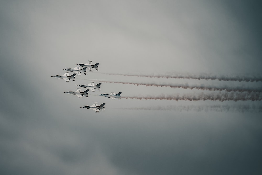 Otto aerei da combattimento nel cielo