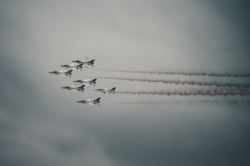 Ocho aviones de combate en el cielo