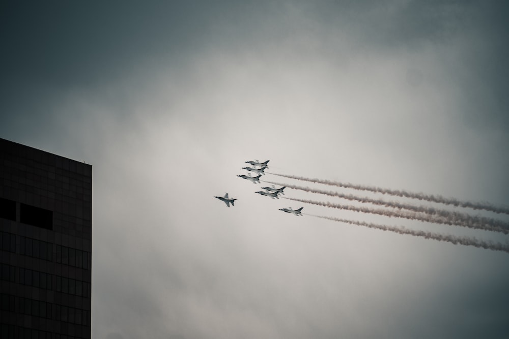 Quatre avions de chasse en plein vol