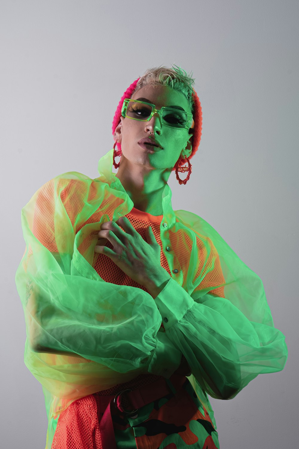 Frau in grünem und orangefarbenem Hijab