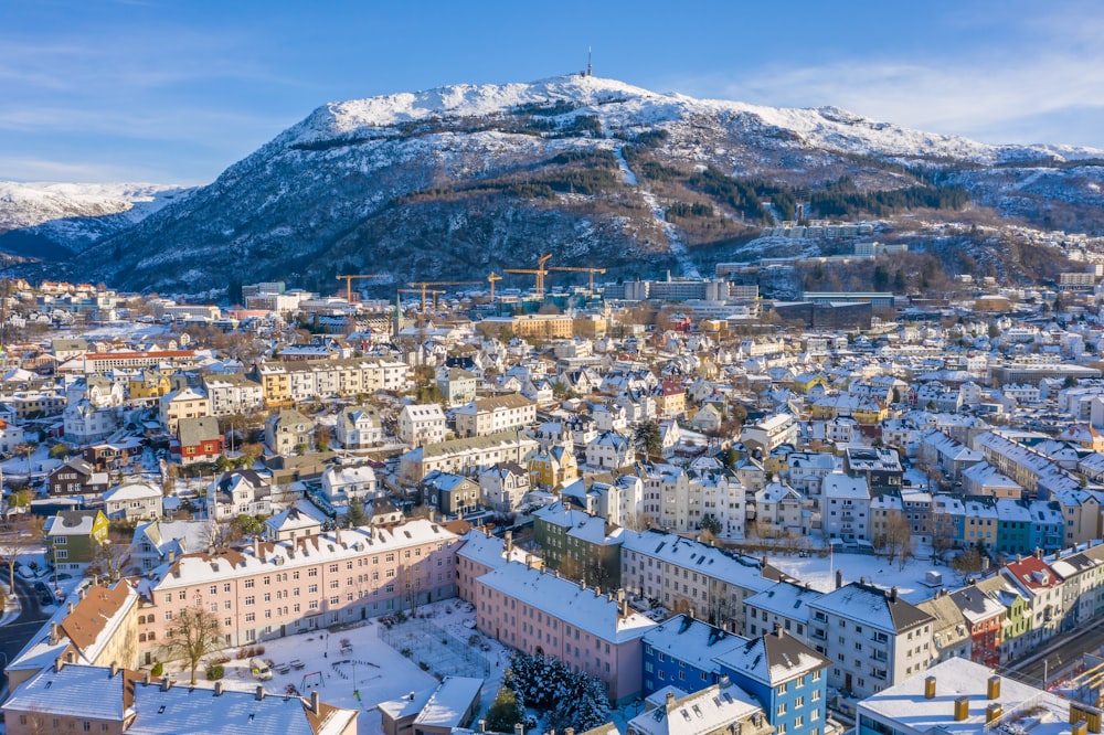 Vista aerea degli edifici della città vicino alla montagna durante il giorno