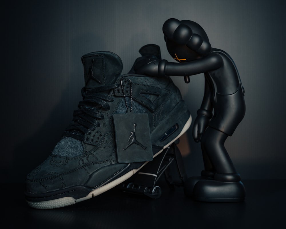 Foto zum Thema Schwarz-Weiß Nike Air Jordan 12 Schuh – Kostenloses Bild zu  Stil auf Unsplash